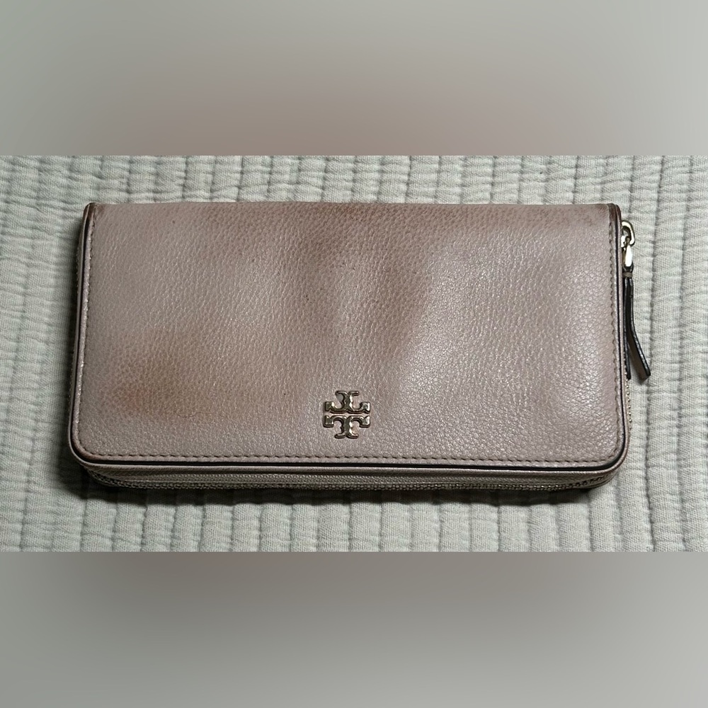 Tory Burch Large Pebbled Leather Wallet Emerson Robinson Beige Gold Neutral